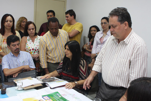 Na reunião preparatória da festa de domingo, prefeito e primeira dama pediram empenho aos secretários para que tudo corra na mais perfeita ordem (Foto: Hugo Prates)