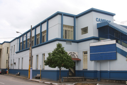O antigo prédio da Rede Ferroviária Federal, na Praça 5 de julho, vem recebendo uma ampla reforma, para resolver os problemas deixados pelos antigos usuários do local (Foto: Check)