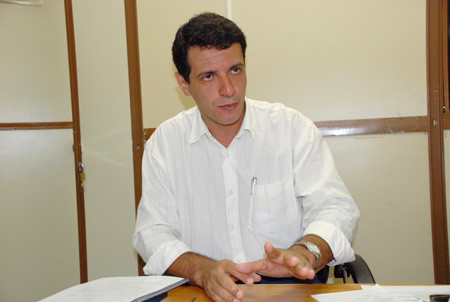 O secretário de Administração e Recursos Humanos, Fábio Ribeiro, diz que a ambulância danificada será substituída em 48h (Foto: César Ferreira)