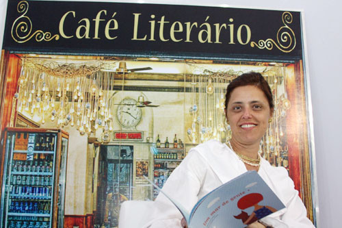 A escritora realizou a primeira atividade da Caverna Literária (Foto: Roberto Joia)