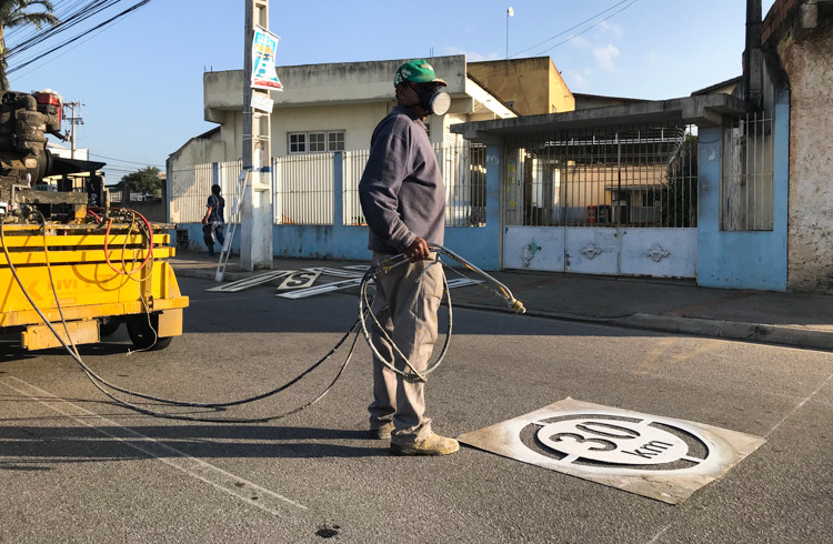 Faixas de pedestres são pintadas em Ipumirim para melhorar a