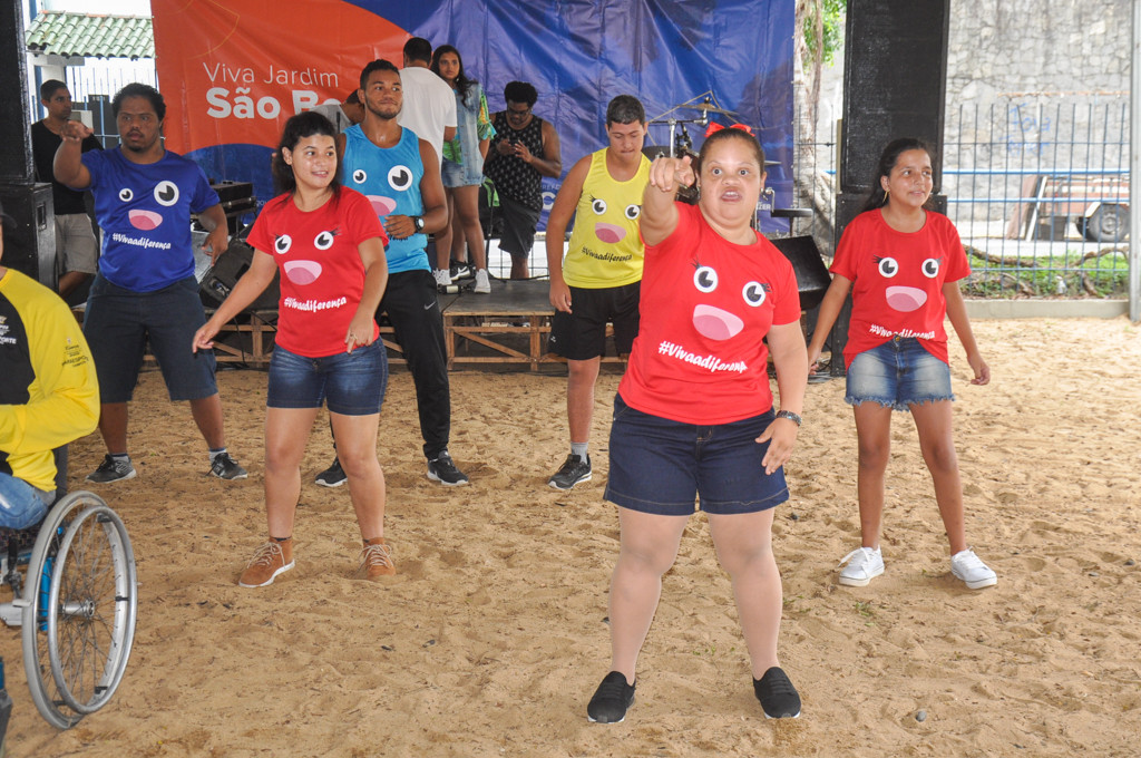 Grupo de amigos jogando basquete em uma quadra pública ao ar livre