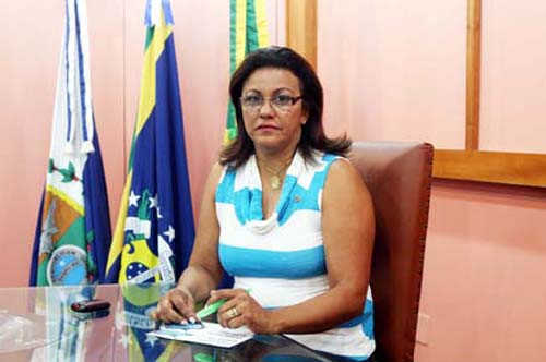 A secretária Rosangela Tavares aconselha as pessoas a, além de procurarem o Procon, denunciarem o caso também na delegacia de polícia (Foto: Antônio Leudo)