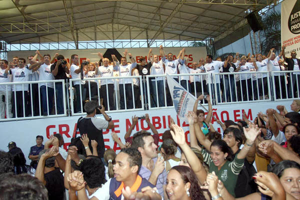 Na última quinta-feira (4), mais de 45 mil pessoas se reuniram na Praça São Salvador para manifestação contra a Emenda Íbsen (Foto: Roberto Joia)