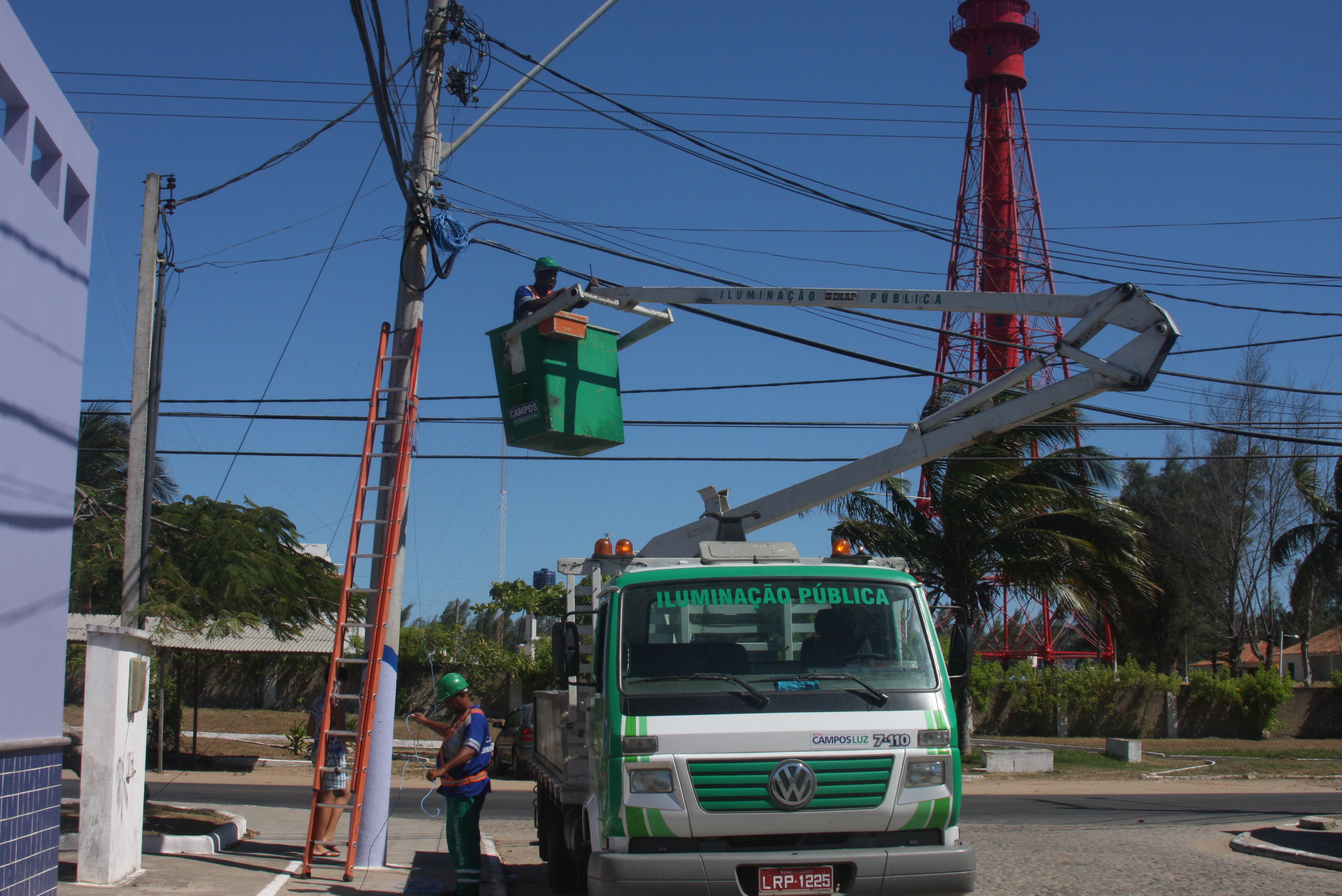 Equipes da Campos Luz estarão de plantão, esta semana, na praia para realizar os serviços de manutenção e dar início a implantação de melhorias na iluminação para o verão (Foto: Check)