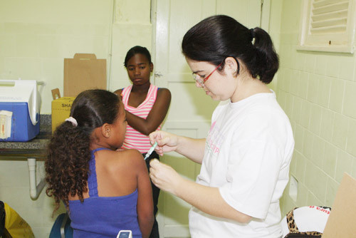 Durante todo o verão, vacinas como a pneumocócica 13 valente (Prevenar) e contra o vírus do papiloma humano (HPV) estarão disponíveis, gratuitamente, na Casa de Prevenção, de segunda-feira a domingo, das 8h às 17h (Foto: Roberto Joia)