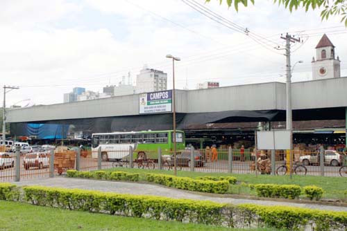 Todos os produtos que serão consumidos na ceia foram doados pelos próprios feirantes, espalhados pelas dezenas de boxes (Foto: Roberto Joia)