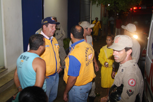 Defesa Civil está em Santo Eduardo, conde ventos de até 80 Km/h destelhou casas, arrancou árvores e provocou a morte de um morador (Foto: Gerson Gomes)