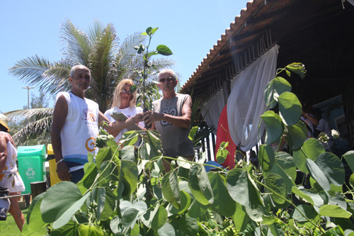 Mudas foram distribuídas na orla do Farol (Foto: Antônio Leudo)