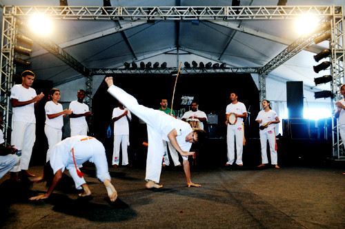 Nesta quinta-feira (03) foi a vez dos alunos das oficinas de capoeira e maculelê darem um show de apresentação para o público de moradores e veranistas do Farol (Foto: César Ferreira)