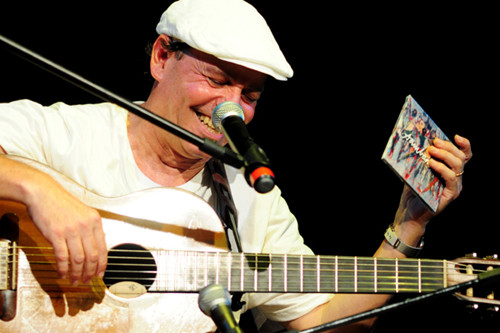 O cantor campista, radicado em Amsterdã, sobe ao palco para lançar o seu novo trabalho, o CD Sambanovo com um repertório composto de samba, bolero e samba swingado (Foto: César Ferreira)