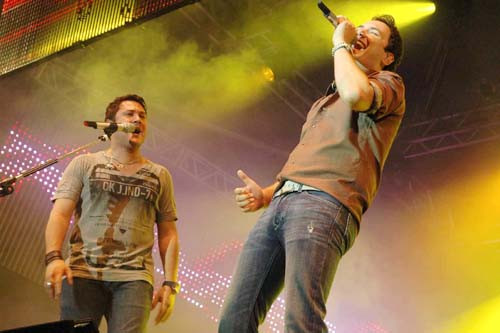 A dupla sobe ao palco oficial, montado na Aldeia do Sol, às 22h, cantando seus maiores sucessos (Foto: Divulgação)