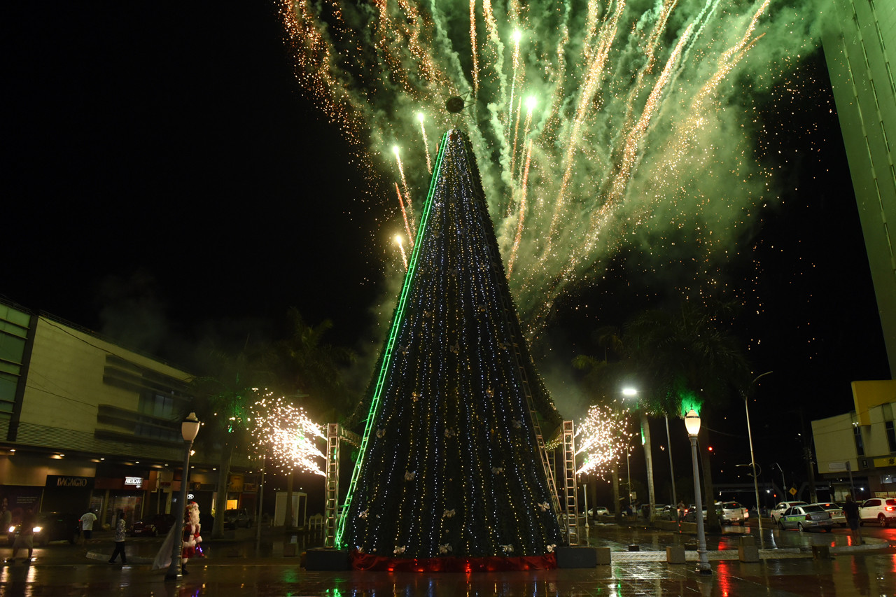 Inauguradas Árvore de Natal de 19m e Casa do Papai Noel no Centro da cidade