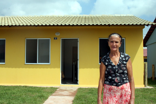 Dona Cláudia Márcia de Oliveira agora mora no Conjunto Habitacional do Parque Eldorado através do Programa Morar Feliz (Foto: Roberto Joia)