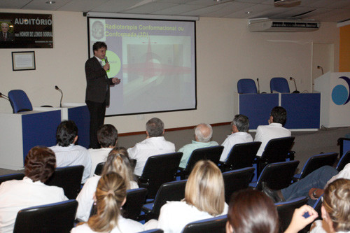 A iniciativa do governo municipal em implantar um Centro de Referência no Tratamento para os pacientes com câncer, foi discutida na tarde desta quinta-feira (07), em uma palestra no auditório do Álvaro Alvim (Foto: Rogério Azevedo)