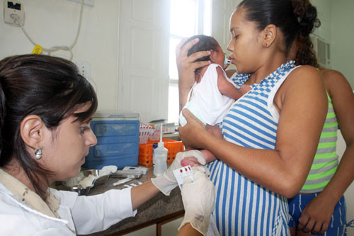 Enfermeiros e técnicos de enfermagem da rede municipal de Saúde e da rede hospitalar conveniada participaram de capacitação para coleta do Teste do Pezinho (Foto: Divulgação)