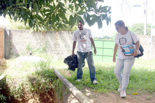 O  mutirão de combate ao mosquito transmissor da dengue em Travessão (Foto: Carlos Grevi)