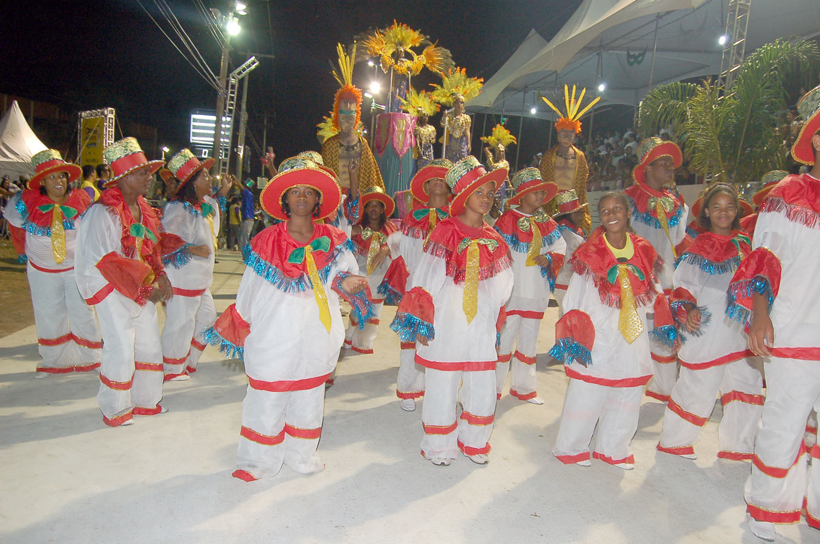 O Bloco de Samba Unidos de Nova Brasília já está entrando na Passarela do Samba Dagval Tavares de Brito no primeiro dia do Campos Folia (Foto: Check)