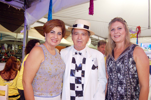 Prefeita recebe homenagem  do casal de daçarinos Maurício Martins e Patrícia Martins (Foto: Check)