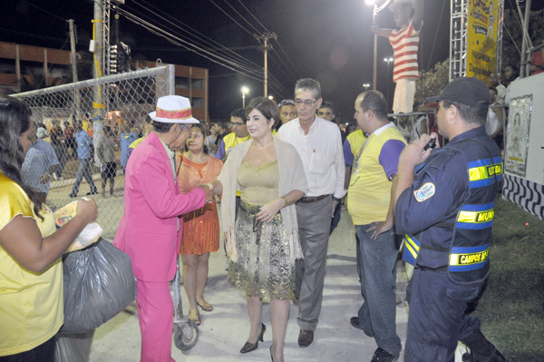 A Prefeita Rosinha Garotinho chegou à passarela do samba pouco antes da Escola de Samba Mangueira entrar na avenida (Foto: Rogério Azevedo)