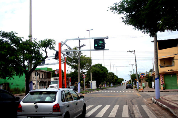 A sinalização com semáforos na avenida Arhur Bernardes passou por intervenções de forma a deixar o tráfego mais ágil (Foto: Antônio Leudo)