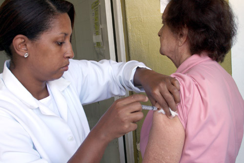 Os idosos foram os primeiros a serem vacinados (Foto: Antônio Leudo)