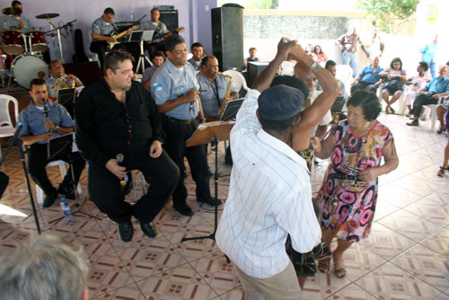 O Clube da Terceira Idade ficou em festa nesta sexta-feira (6) com o baile em homenagem ao Dia das Mães (Foto: Rogério Azevedo)