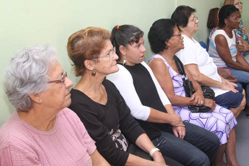Os idosos que participam das atividades oferecidas pelo Núcleo da Terceira Idade do distrito de Travessão, podem participar de palestra do Programa de Combate ao Tabagismo da Secretaria Municipal de Saúde (Foto: Gerson Gomes)