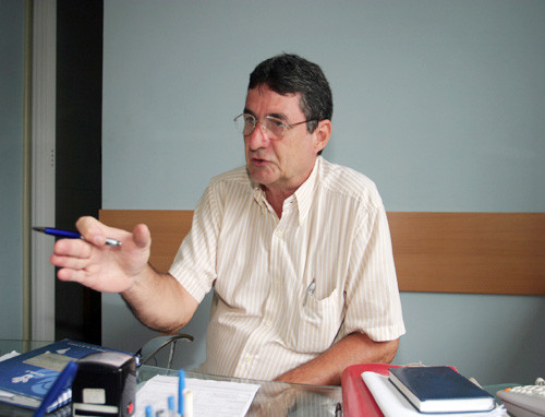 Álvaro Barbosa, o secretário da Campos Luz, diz que o telefone está disponível à população (Foto: Roberto Joia)