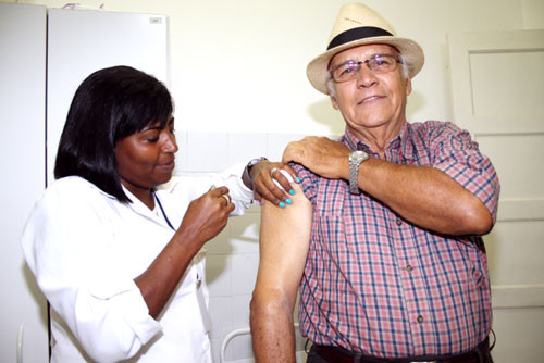 Entre as mais de 63 mil pessoas imunizadas contra os três tipos de vírus da Influenza, estavam idosos de todo o município (Foto: Rogério Azevedo)
