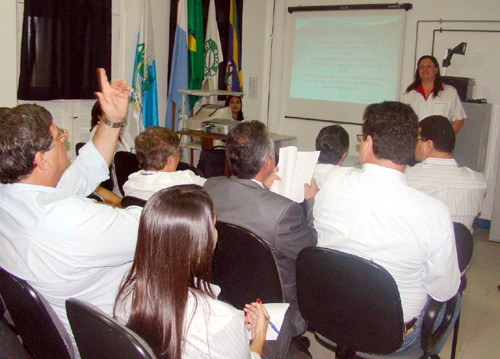 Representantes de diversas instituições se reuniram na manhã desta terça-feira (31), no Hospital Ferreira Machado, durante o I Seminário sobre Violência, promovido pelo Núcleo de Vigilância Epidemiológica do hospital (NVEH). (Foto: Divulgação)