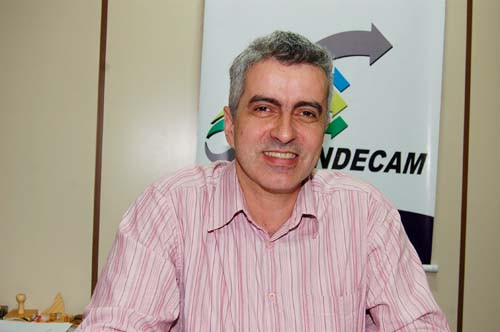 O presidente do Fundecam explica que cerca de 100 microempresas interessadas nos financiamentos do Programa Municipal de Microcrédito já foram atendidas pelo órgão (Foto: Check)