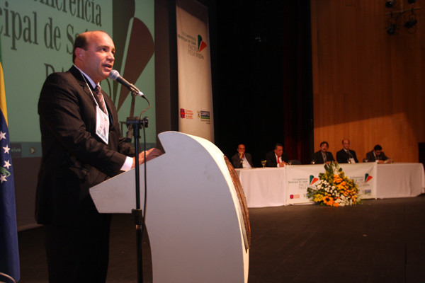 Representando a prefeita Rosinha Garotinho, Doutor Chicão apontou programas do governo, afirmando que pensar em saúde não se pode pensar apenas em medicina (Foto: Rogério Azevedo)