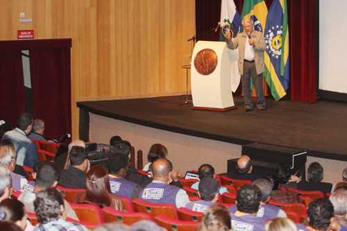 O diretor do Hospital Geral de Guarus, Edson Batista, falou do trabalho oferecido na unidade (Foto: Rogério Azevedo)