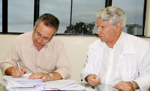 Os presidentes da Fundação Dr. João Barcellos Martins (FJBM), Ricardo Madeira, e da Fundação Geraldo da Silva Venâncio (FGSV), Edson Batista, assinaram um Termo de Cooperação Técnica terça-feira (05) (Foto: Divulgação)