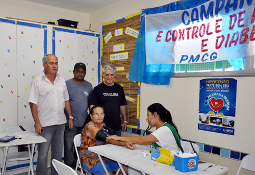 A doméstica Maria do Carmo Carmes, aproveitou para medir a pressão (Foto: Divulgação)