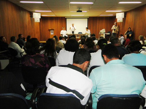 O evento está sendo realizado no auditório da unidade hospitalar (Foto: Fred Parente)