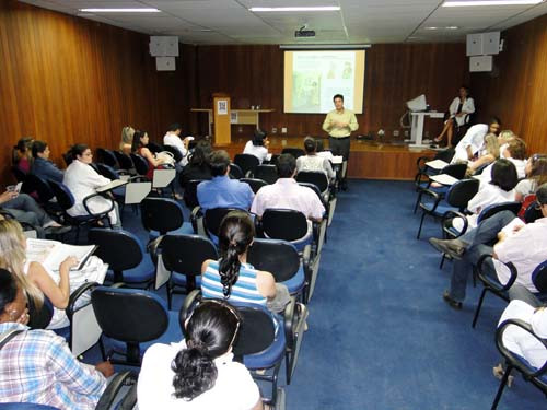 A primeira palestra foi ministrada pelo coordenador do Programa Municipal de Combate a Hanseníase, o dermatologista Edilbert Pellegrini Nahn Júnior (Foto: Fred Parente)