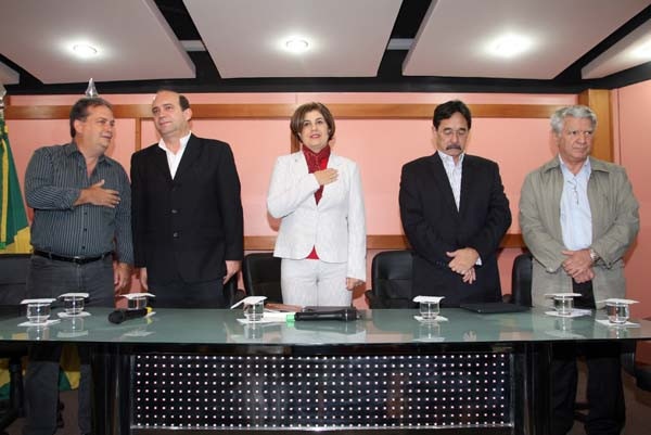 A solenidade conta com a presença da Prefeita Rosinha Garotinho e demais autoridades (Foto: Roberto Jóia)