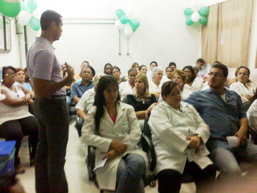 O enfermeiro Jaldecy dos Santos Júnior, capitão do 5º GI, falou aos funcionários das áreas técnicas e administrativa do HFM sobre os mais atualizados protocolos para atendimento de primeiros socorros (Foto: Divulgação)