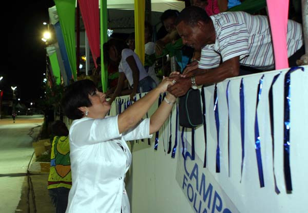 A prefeita cumprimentou o público que já ocupa as arquibancadas e anunciou para o dia 13 de Maio o lançamento do projeto ?Bambas da Planície? (Foto: César Ferreira)