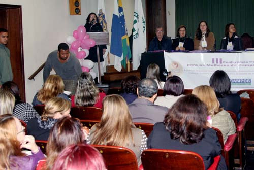 O evento, organizado pelo Conselho Municipal dos Direitos da Mulher (Condim), teve início ontem (Foto: Rogério Azevedo)