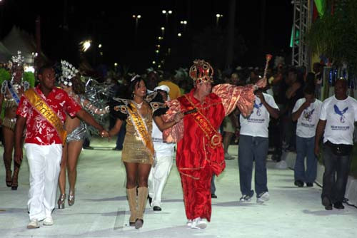 Além do Rei Momo, passaram pela avenida a rainha, a princesa e a musa do Carnaval, além do cidadão samba, Geraldo Gamboa, homenageado na festa (Foto: Philipe Moacir)