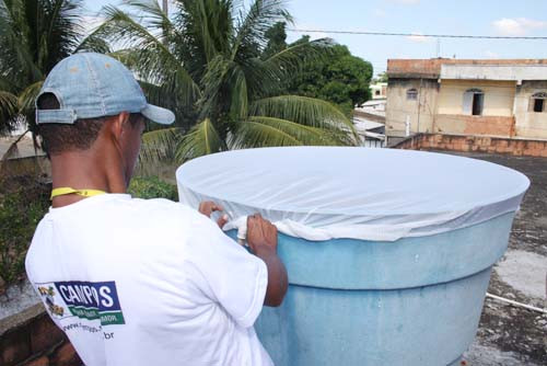 Os agentes do Centro de Controle e Zoonozes percorrem todo o município no combate ao mosquito da dengue (Foto: Rogério Azevedo)