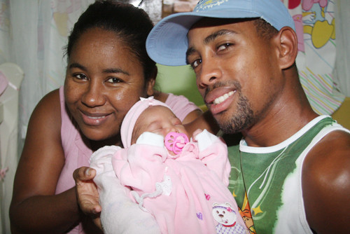 A alegria de Maria Vitória,1º bebê gerado pela técnica de fertilização in vitro INVO, e seus pais (Foto: Gerson Gomes)