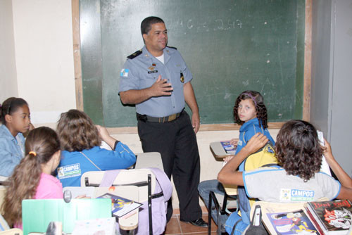 O Programa Educação de Resistência às Drogas é realizado com crianças e adolescentes, com idades entre 9 e 11 anos (Foto: Gerson Gomes)