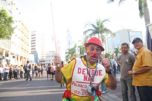 O palhaço Jair de Souza também protestou na praça (Foto: Rogério Azevedo)