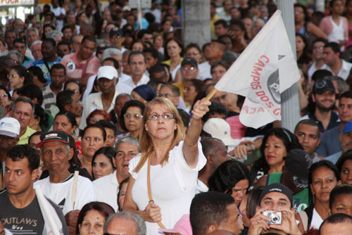 Uma multidão se uniu na praça São Salvador e cantaram juntos o Hino Nacional (Foto: Gerson Gomes)