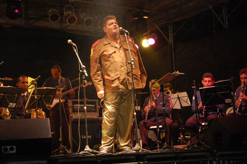 Nesta terça (27), o cantor Dom Américo vai animar o baile em comemoração ao Mês do Idoso (Foto: Gerson Gomes)