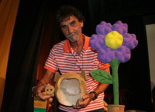 Na tarde da última terça-feira (27), foi realizada a oficina Adereços Cênicos, ministrada por Walter Escovão (Foto: Divulgação)